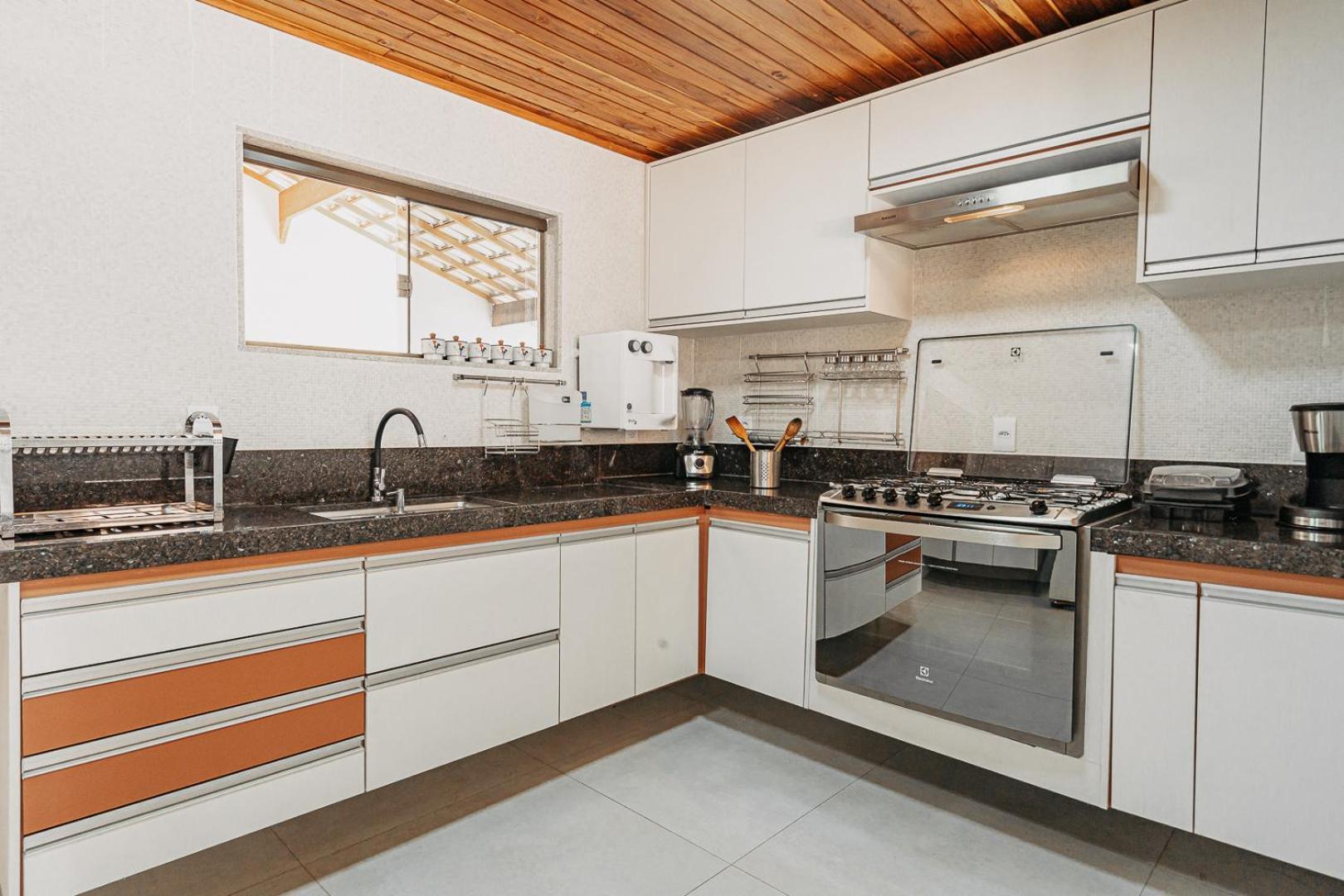 Casadecastelhanos, Quadra Do Mar De Castelhanos, 4 Suites Com Ar, Churrasqueira, Piscina, Hidromassagem, Cozinha Integrada Gourmet Ideal Para Familia E Amigos Аншиета Экстерьер фото