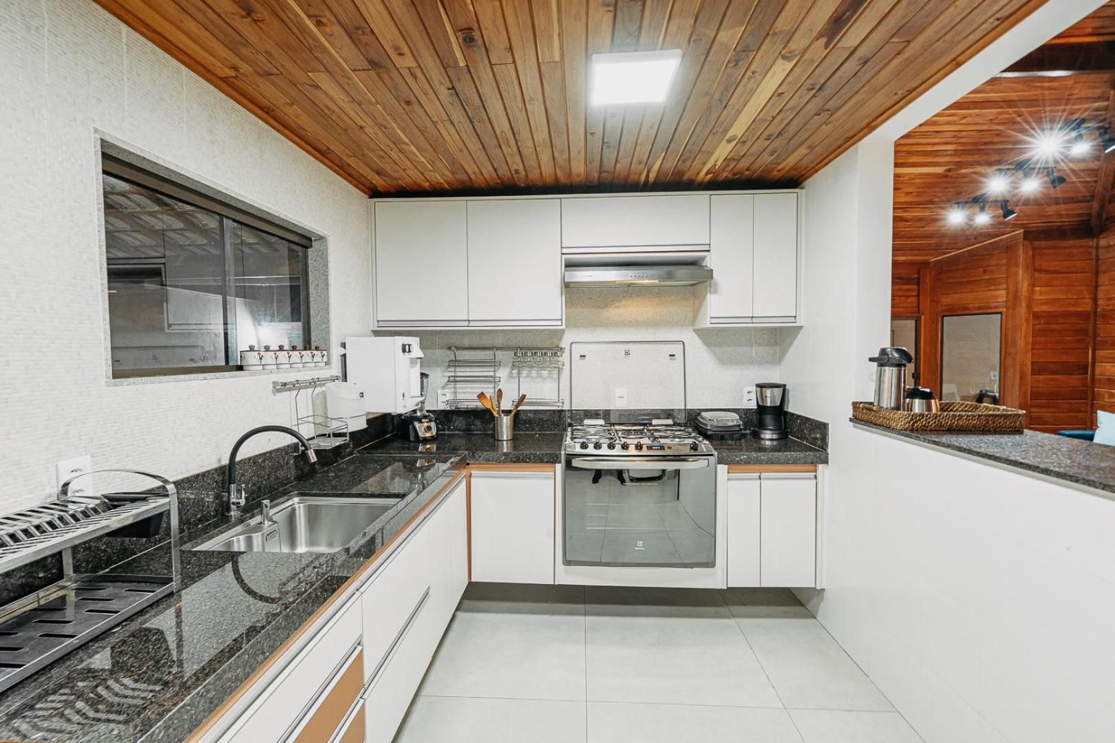Casadecastelhanos, Quadra Do Mar De Castelhanos, 4 Suites Com Ar, Churrasqueira, Piscina, Hidromassagem, Cozinha Integrada Gourmet Ideal Para Familia E Amigos Аншиета Экстерьер фото